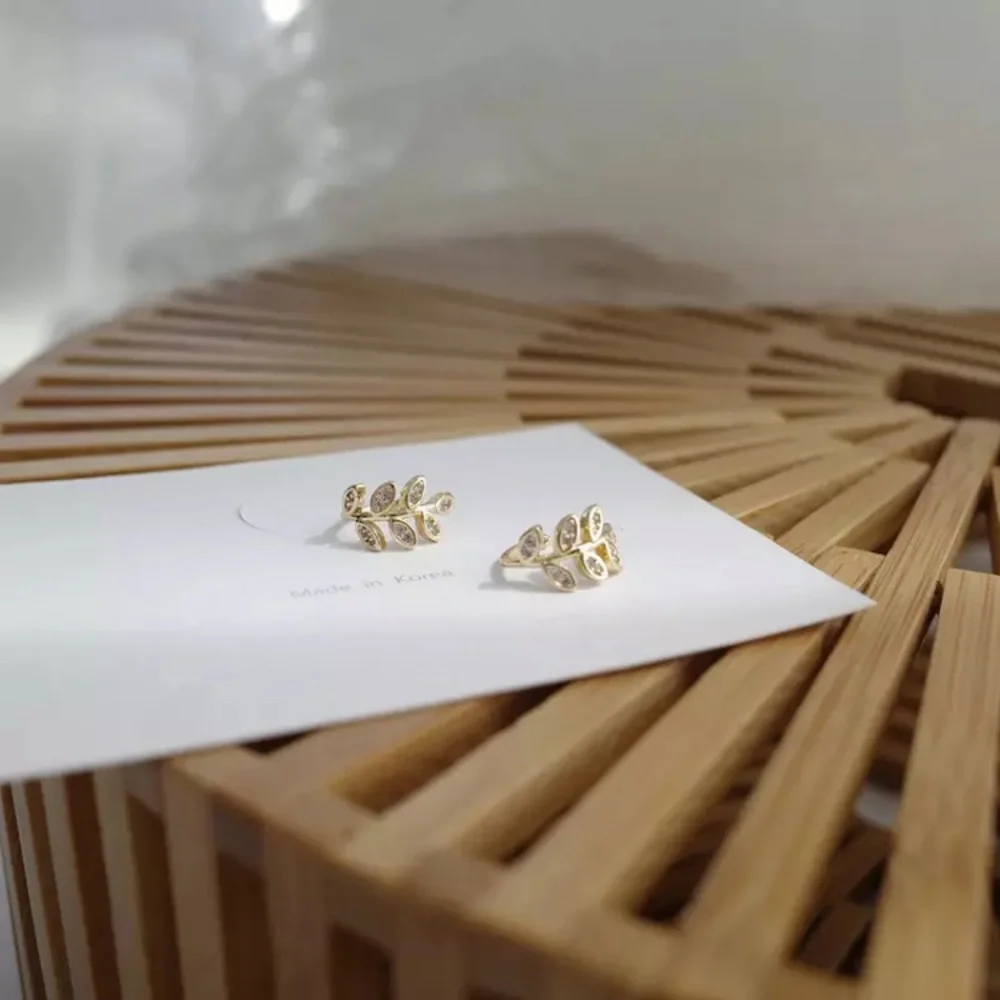 “Nature Dweller” Leaf Diamond No Pierce Ear Cuff